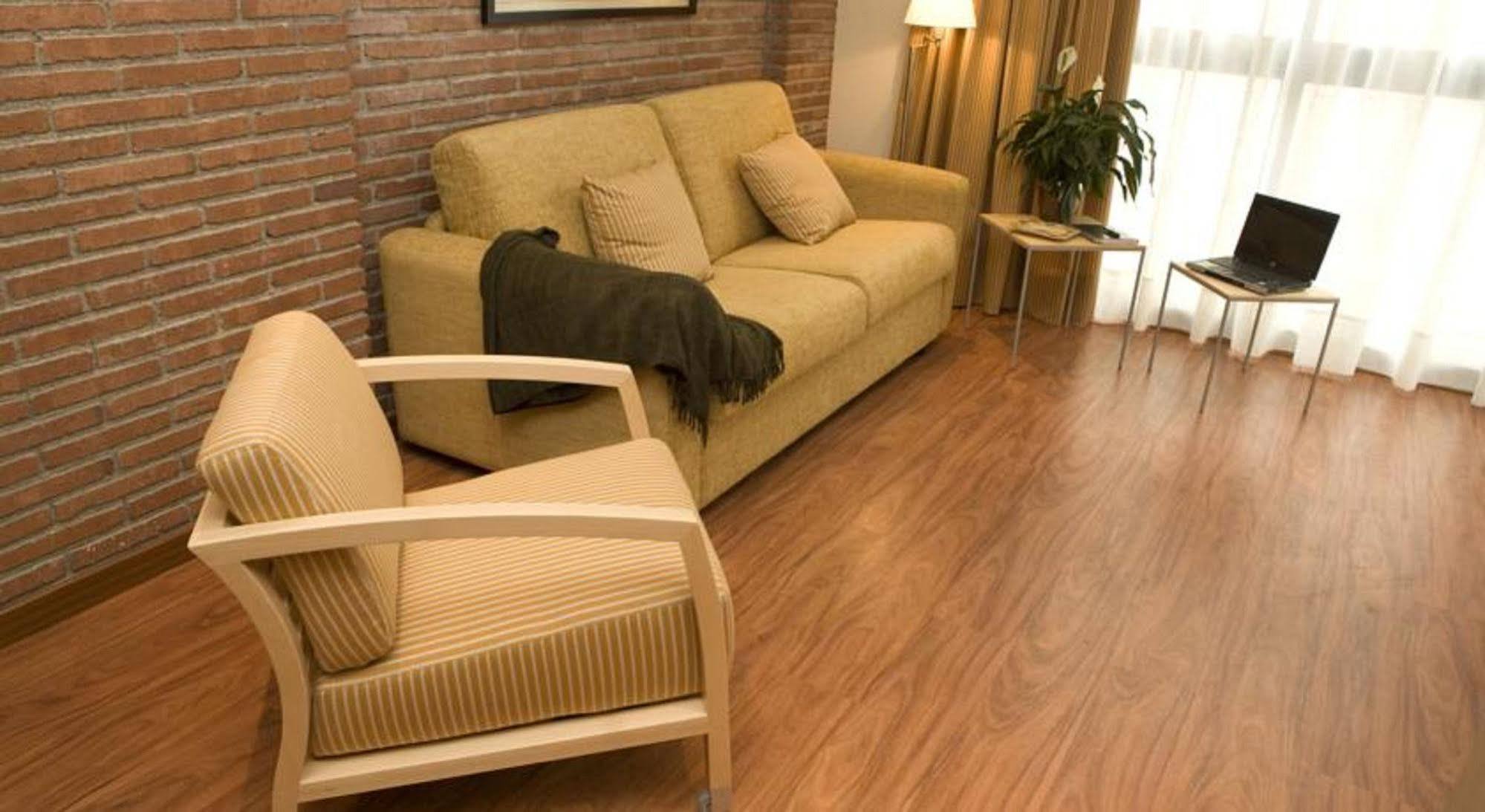 Serennia Cest Apartamentos Arc De Triomf Barcelona Exterior photo