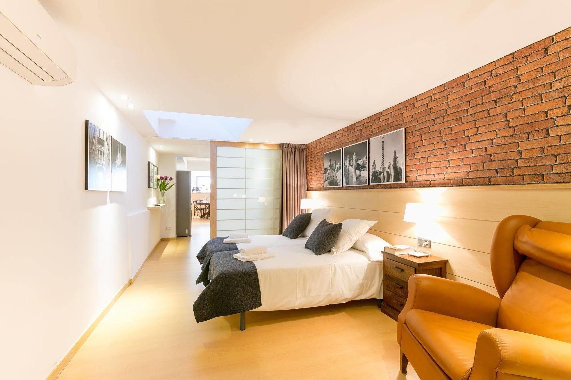 Serennia Cest Apartamentos Arc De Triomf Barcelona Exterior photo